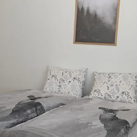7 - Comfy With Sauna, Private Parking Apartman