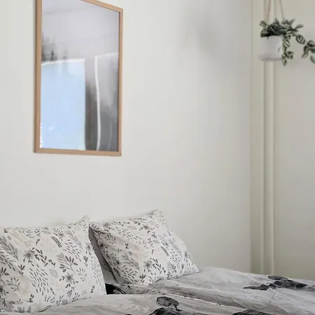 7 - Comfy With Sauna, Private Parking Apartman